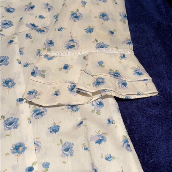 Ivory 3/4 ruffle cuff sleeve blouse - Picture 2 of 5